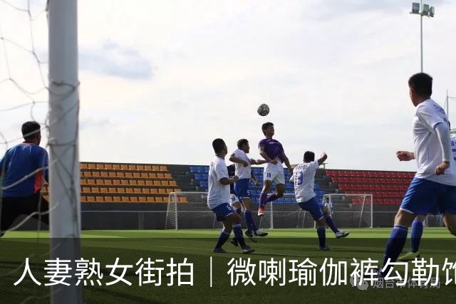 人妻熟女街拍｜微喇瑜伽裤勾勒饱满丰腴曲线